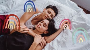 twee vrouwen in bed aan het slapen