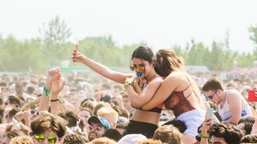 twee meisjes op festival