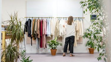 vrouw koop kleding