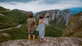 jongen en meisje op een berg