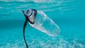 Plastic flesje in de zee
