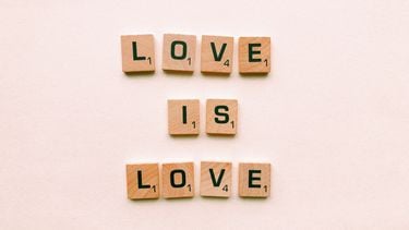 polyseksueel, letter vormen 'love is love'