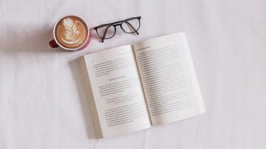 boek, bril en kopje koffie