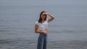 vrouw bij de zee
