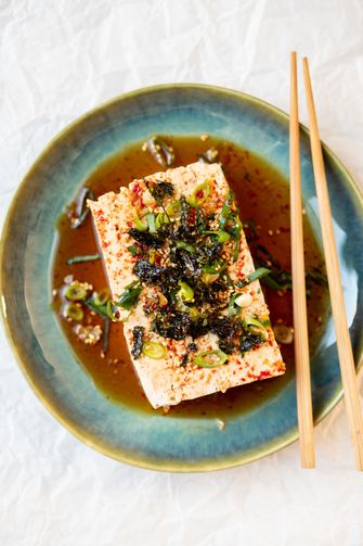 warme tofu met soja en sesam
