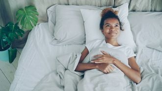 Met déze oefeningen in bed word je soepeler wakker (en slaap je beter)
