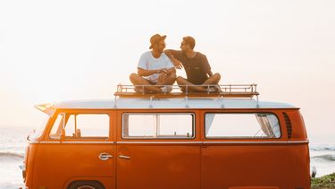 twee mannen op bus