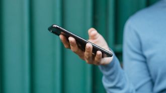smartphone in vrouwenhand
