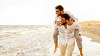 Verliefde mannen op het strand
