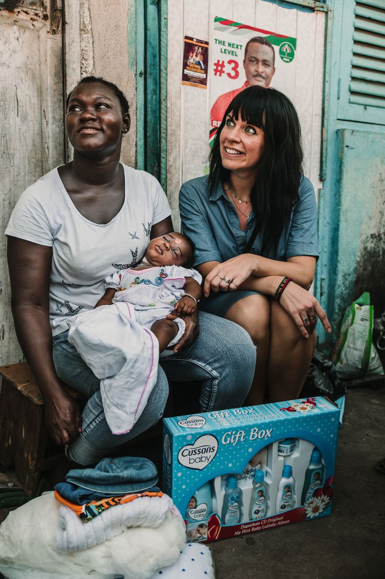 Mandy deelt kraampakketten uit aan zwangere vrouwen in Afrika,.
