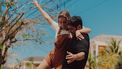 man en vrouw op skateboard