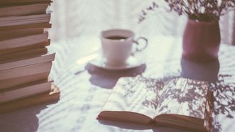 boek, planten en kopje koffie