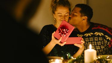 Vergeet het krijgen van cadeaus: geven maakt je veel gelukkiger, zeggen onderzoekers