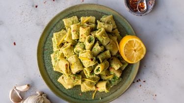 vega pasta met broccoli, citroen en chili