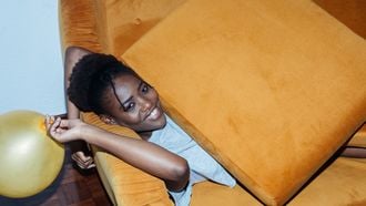 alloseksuele vrouw op bank