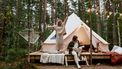 jongen en meisje op een duurzame camping