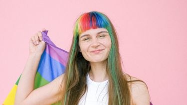 vrouw met regenboogvlag