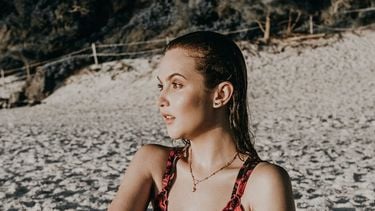 vrouw op strand
