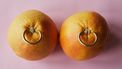 sinaasappel met piercings