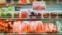 Groenten in plastic in de supermarkt