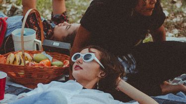 vrouw in park met picknick