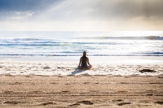 Mediteren op het strand