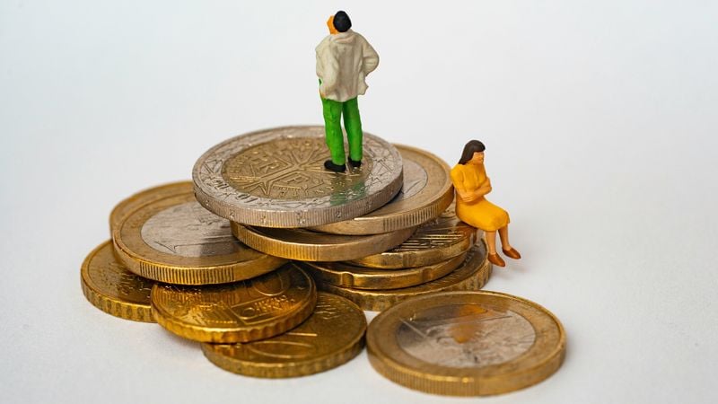 In De Groene Portemonnee vragen we lezers naar hun bewuste keuzes om duurzamer te leven. Of het nu gaat om minder vlees eten, vaker de fiets pakken of verduurzaming in huis. We nemen een kijkje in hun leven en in hun wekelijkse uitgaven, om te zien wat duurzaam doen nou echt kost (of juist oplevert).