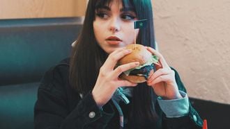 vrouw gaat weer vlees eten