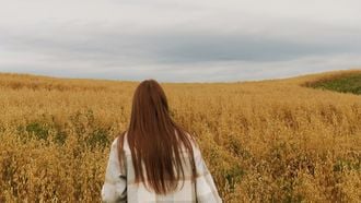vrouw loopt verliefd over haar boerderij