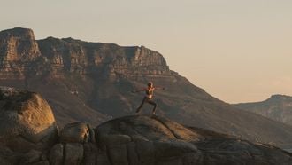 vrouw doet yoga op berg