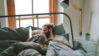 twee mensen hebben een connectie tijdens de seks in bed