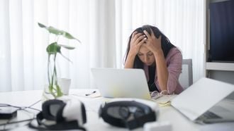 Neuropsycholoog deelt 5 manieren om stress te herkennen voordat het te veel wordt