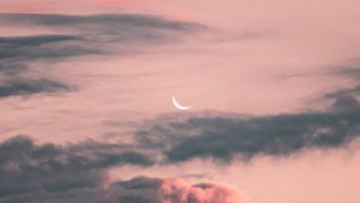 nieuwe maan en roze wolken