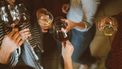 Groep mensen die samen wijn drinkt