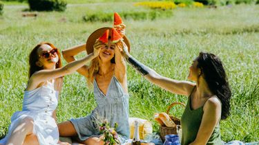 Single vrouwen zijn gelukkiger dan single mannen: ‘Veel vrouwen wíllen niet eens van de vrijgezellenmarkt af’