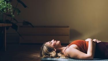 Al van 'floor time' gehoord? Zó geeft de TikTok-trend je mentale gezondheid een boost
