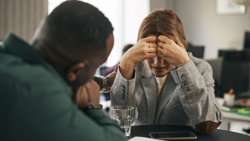 Iemand begint te huilen? Experts leggen uit welke woorden helpen en wat je beter kunt vermijden