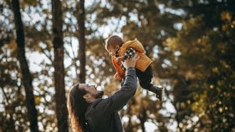 Psycholoog deed onderzoek naar band tussen vader en kind: ‘Samen lachen blijkt extra belangrijk’