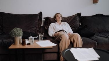 Uitgeput na een kantoordag? Dít kan volgens een werkgelukexpert je batterij ongemerkt leegtrekken