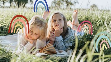 kinderen lezen boek in gras