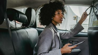 vrouw neemt een taxiritje via diva-ride
