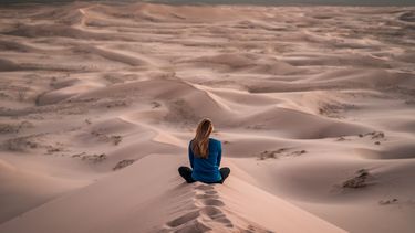 meisje in woestijn