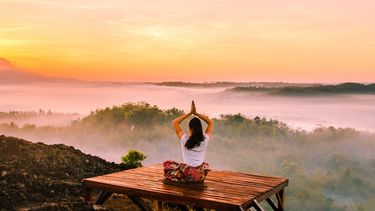 Mindfulness meditatie op een berg