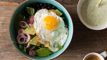 recept vegetarische breakfast bowl met zwarte bonen, ei en avocado