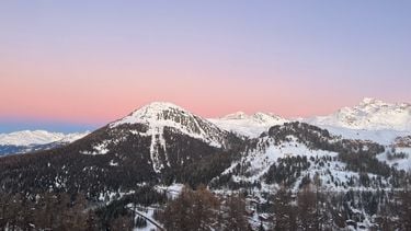 besneeuwde bergtoppen van la plagne met zonsopkomst