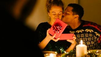 Vergeet het krijgen van cadeaus: geven maakt je veel gelukkiger, zeggen onderzoekers