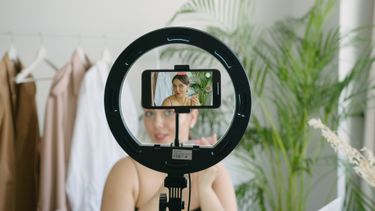 vrouw ringlight filmen beautyfilters