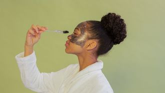 vrouw maakt zichzelf op met make-up en glitters