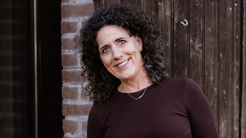 Chantal (57) had door chronische pijn een bed in de woonkamer: ‘Nu dans ik weer op hakken’