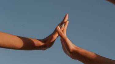 Mensen die elkaars handen aanraken en elkaar weer kunnen laten gaan.